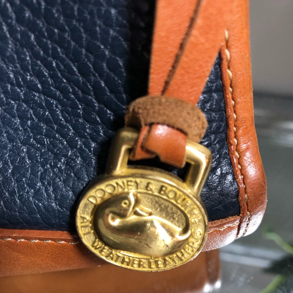 Classic Dooney & Bourke cross body bag - Picture 7 of 8